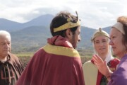 Il corteo reale e un cavaliere avanzano lungo il Cammino di Santiago