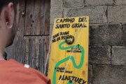 Un bambino in casacca rossa si unisce agli altri in costume