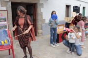 Una donna esegue un gioco con un bastone e dei limoni a Bailo