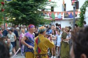 Due giullari animano il pubblico con la musica nella sfilata di Bailo