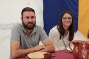 Una coppia sorride al pranzo popolare con la bandiera d'Aragona