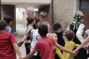 Bambini per mano si riuniscono sotto un arco antico