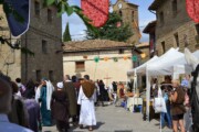 Una via addobbata di Bailo, scenario del turismo in Aragona con il mercato medievale