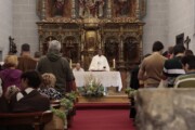 La messa nella chiesa di Bailo, legata alla via del Santo Graal