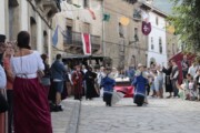 Due paggi portano il cofanetto mentre il corteo percorre la via del Graal