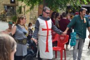 Un cavaliere templare cammina con una donna per i paesi d'Aragona