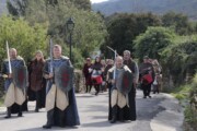 I cavalieri della scorta reale avanzano lungo una via aragonese