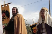 Il re Sancho e la regina Munia posano con gonfaloni araldici