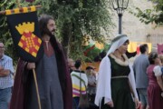 L'alfiere percorre la via del Santo Graal accanto a una dama