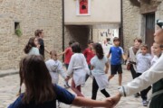 Alcuni bambini formano una fila per mano lungo il vicolo