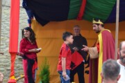 Il re Sancho consegna una pergamena a un bambino nella Plaza Mayor