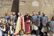 I sovrani posano con i cavalieri dopo la consegna cerimoniale del Graal