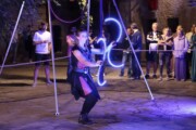 Un'artista fa il giocoliere con cerchi luminosi di notte
