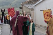 Il corteo avanza con i Pirenei aragonesi sullo sfondo
