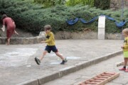 Un bambino salta sopra un disegno a gesso nella piazza decorata