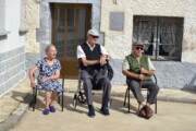 Tre abitanti anziani riposano in una casa dei paesi d'Aragona