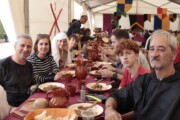 Una famiglia condivide la tavola con una religiosa durante il pranzo popolare