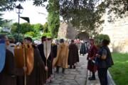 I frati avanzano in processione verso San Juan de la Peña