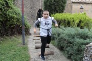 Un bambino travestito da guerriero corre su un sentiero di pietra