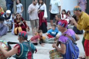 Alcuni giullari animano la via con la musica al mercato medievale