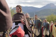 La scorta dei cavalieri attende solenne con i Pirenei aragonesi sullo sfondo