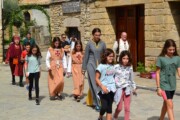 Il corteo percorre la via del Santo Graal attraverso un giardino