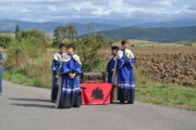 Una veduta panoramica mostra i Pirenei aragonesi sopra la valle