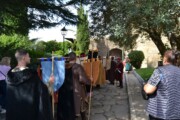 Il seguito reale attende accanto a un falconiere con un rapace