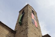 Due cavalieri affiancano l'infante con i Pirenei aragonesi sullo sfondo