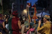 Il re si rivolge a un bambino nella Plaza Mayor
