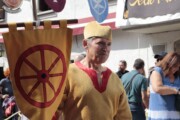 Un araldo porta lo stendardo per le vie dei paesi d'Aragona