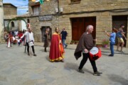Il corteo reale percorre una via dei paesi d'Aragona