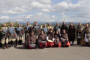 La scorta dei cavalieri posa con i Pirenei aragonesi dietro