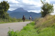 Due cavalieri cavalcano vicino a San Juan de la Peña