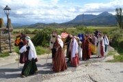 Il corteo reale sfila vicino a San Juan de la Peña