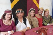 Alcuni nobili posano al pranzo popolare accanto all'infante Ramiro
