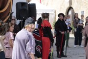 Una donna parla a un cavallo prima che il corteo si avvii