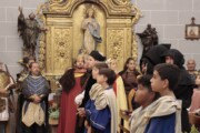 Alcuni scudieri e il re assistono alla messa del Graal