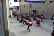 Le tamburine sfilano rievocando il Cammino di Santiago aragonese con le guardie