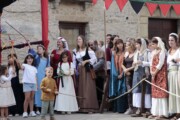 Abitanti dei paesi pirenaici giocano con archi giocattolo