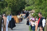 Una processione percorre la via del Santo Graal verso la chiesa