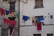 Una facciata di Bailo espone banderuole con la sagoma di un calice