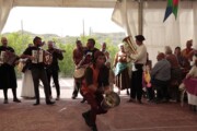 Musicisti e un giullare animano il pranzo accanto a un paiolo