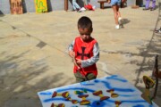 Un giovane paggio gioca con un gioco di legno