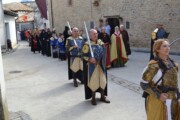 I cavalieri scortano i sovrani lungo la via del Santo Graal