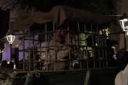 Un uomo imprigionato in una gabbia rievoca un episodio notturno