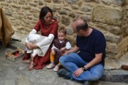 Una famiglia condivide un momento di intimità con una scatola di giocattoli tradizionali