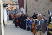 Bambini corrono su un sentiero vicino a San Juan de la Peña