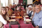I commensali condividono il pranzo popolare sul Cammino di Santiago