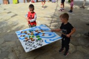 Bambini giocano a un gioco di pesca ispirato al Santo Graal